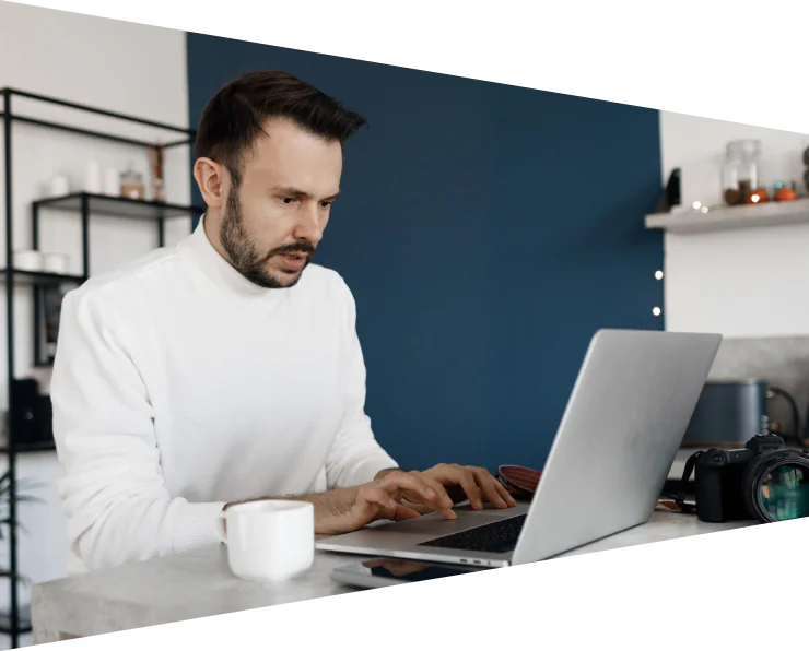 Webdesigner bei der Arbeit am Laptop