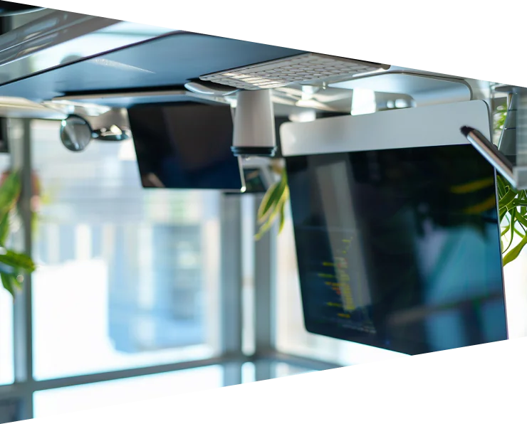 Moderner Arbeitsplatz mit Monitoren