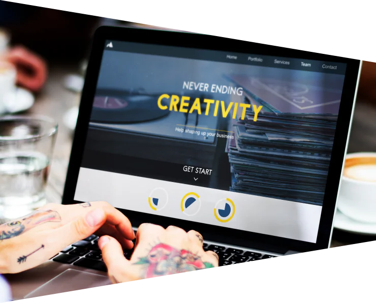 Webdesign-Projekt auf einem Laptop